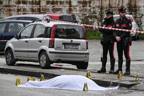 Paura a Napoli, spari in pieno giorno: muore un 48enne. Le immagini