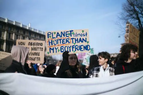 Ambientalisti di Fridays for Future attraversano Milano in corteo