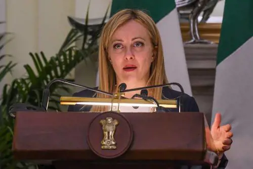 Meloni accusa Frontex "Non c'è stato allarme". Prossimo Cdm a Cutro. E blinda Piantedosi