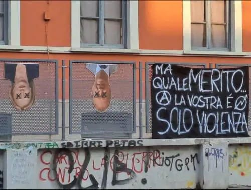 "Attacchi repressivi". I centri sociali giustificano le foto choc