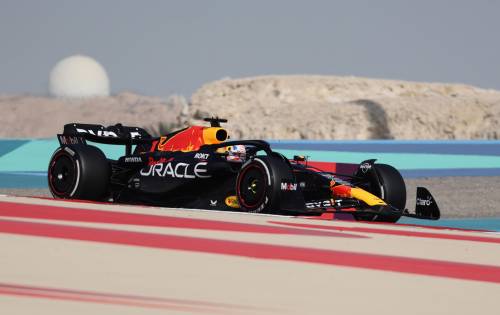 F1, Verstappen conquista la pole in Bahrain. Ferrari in seconda fila con Leclerc e Sainz