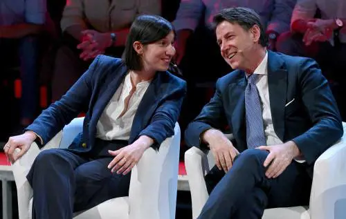 "Fa opposizione a noi anziché alla Meloni". Ira dem contro Conte