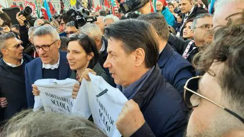 Parte l'ammucchiata anti-Meloni