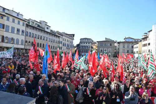 In corteo bandiere e slogan violenti: "Uccidere i fascisti non è reato"