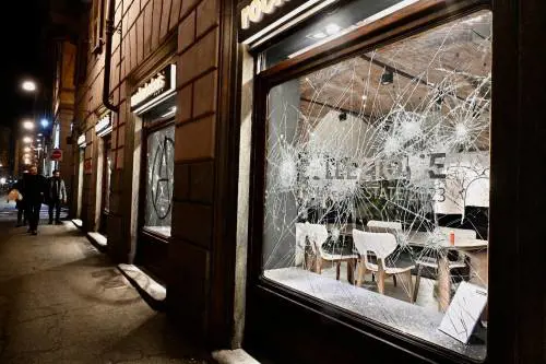 Torino, rivolta degli anarchici. Due agenti feriti, caos in città