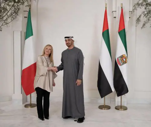 La premier negli Emirati ricuce lo strappo di Conte. Descalzi blindato all'Eni