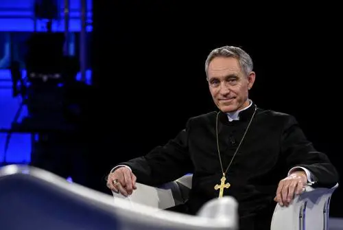 Gänswein torna a Roma. E sulla tomba di Ratzinger
