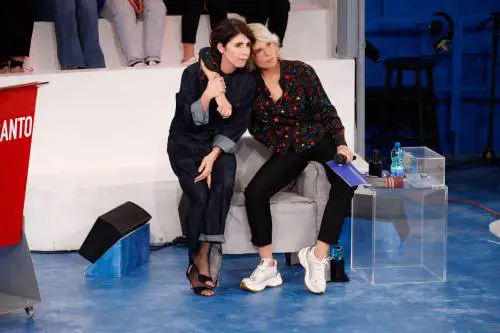 "Vi ringrazio davvero tanto". La De Filippi torna in tv e abbraccia il pubblico