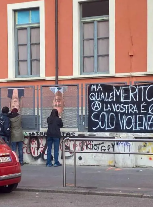 Meloni e Valditara a testa in giù: i media di sinistra insabbiano la violenza anarchica