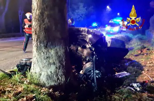 L'auto finisce contro un albero: muoino due ragazze giovanissime, gravi due ragazzi