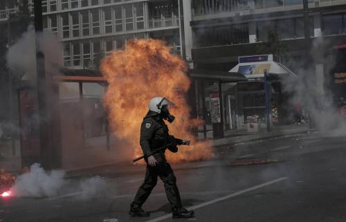 Atene messa a ferro e fuoco: scontri tra polizia e manifestanti