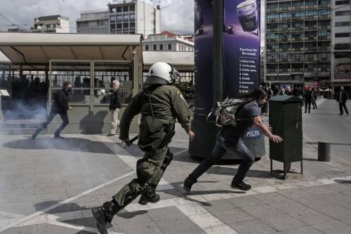 Scontri tra polizia e manifestanti ad Atene: le immagini delle proteste
