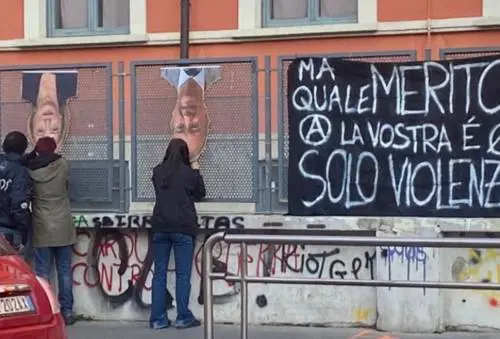 Striscione choc, la strana "condanna" dei collettivi