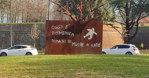 L'opera dell'artista Stefano Pierotti, da lui stesso "vandalizzata" per protesta