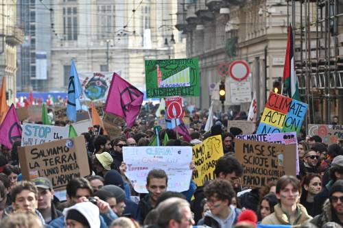 Un momento della manifestazione di Fridays for future ed Extinction Rebellion a Torino dello scorso 3 marzo