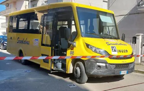 Bimbo di 1 anno muore investito dallo scuolabus. La tragedia a Fermo
