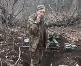 Il video choc dei russi: così fanno fuori il soldato ucraino disarmato