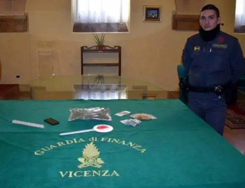 Droga e soldi per sfidare la polizia: i rapper ghanesi beffati dai video social