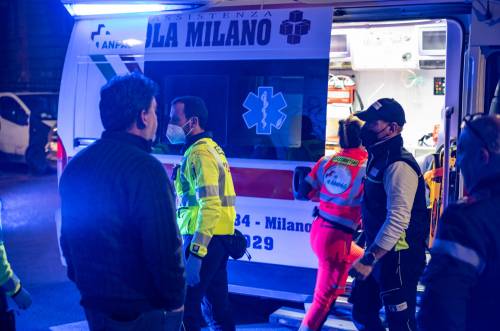 Passanti accoltellati a Milano in una tentata rapina: diversi feriti, grave un 68enne