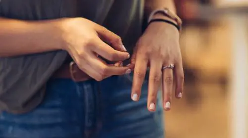 Giradito alle mani o ai piedi: cos'è e i rimedi naturali per curarlo