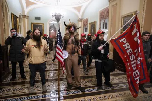 Rispunta lo "Sciamano" di Capitol Hill: il complottista di QAnon si candida al Congresso