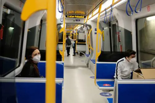 In sette contro uno nella carrozza della metro: l'ennesima aggressione del branco