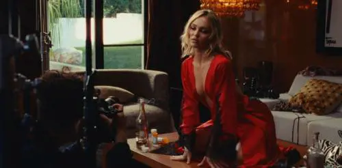 "Stupri e sesso violento": è già bufera sulla serie The Idol con Lily-Rose Depp