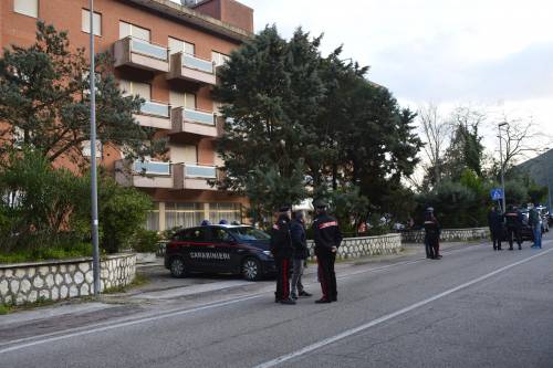 L'agguato, poi gli spari: carabiniere uccide un uomo, ferisce una donna e si costituisce