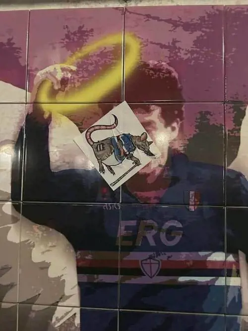 L'opera dedicata a Vialli dall'artista Tiler, vandalizzata da ignoti
