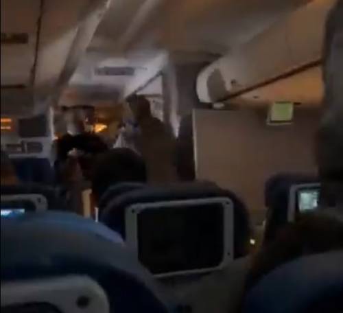 "Sarà un bagno di sangue": paura sull'aereo Usa. Passeggero accoltella hostess 
