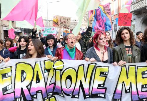 "Generazione meticcia e queer". A Milano sfila il corteo "transfemminista"