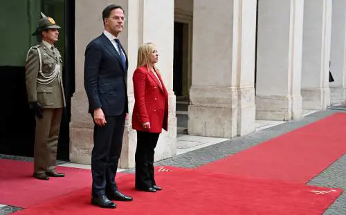 I paletti del Quirinale sul decreto migranti: si tratta fino a notte. Salvini sposa Sunak e la linea del rigore