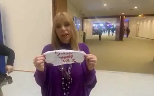 "Azzerare l'Iva". E la Mussolini "regala" un assorbente a Gentiloni