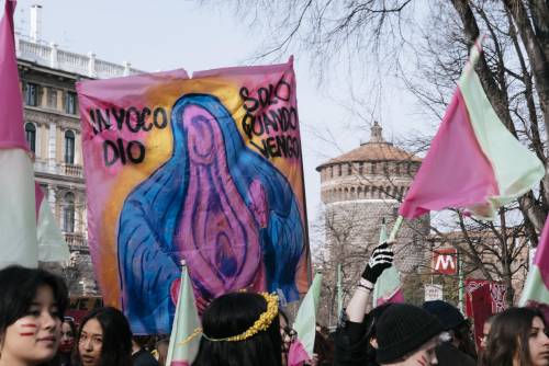 Una kermesse di blasfemia: così il corteo femminista offende i cattolici