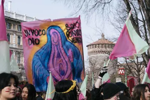 Il neofemminismo finge di difendere le donne