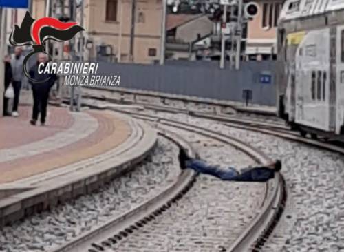 Marocchino ubriaco steso sui binari blocca il treno: "Avevo sonno"