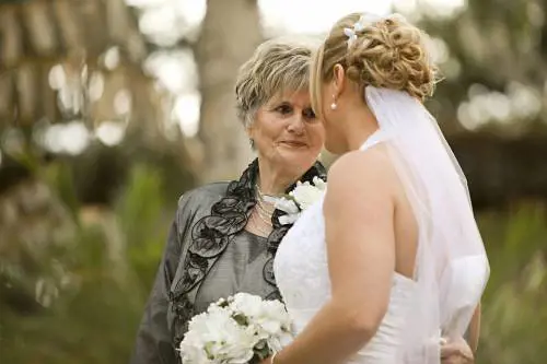Over, ecco cosa indossare (e cosa no) ad una cerimonia a 60 anni