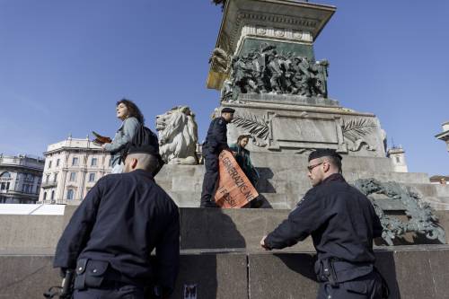 Vandalizzato il monumento equestre di piazza del Duomo