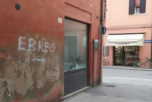 La scritta comparsa a Ferrara
