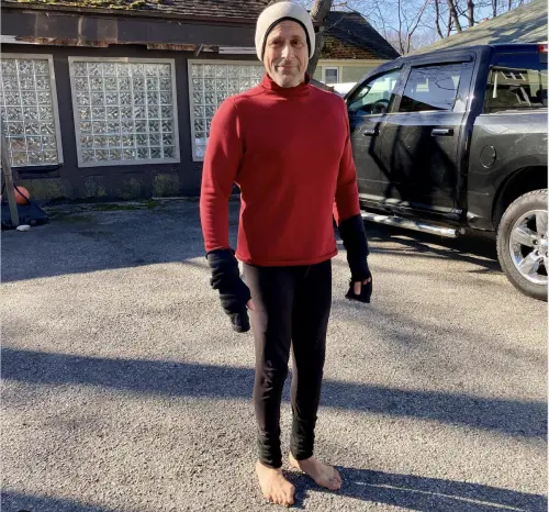 L'uomo senza scarpe che da 20 anni cammina scalzo: ecco perché