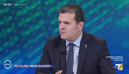 "Chi non entra regolare è clandestino". Centinaio stronca la sinistra