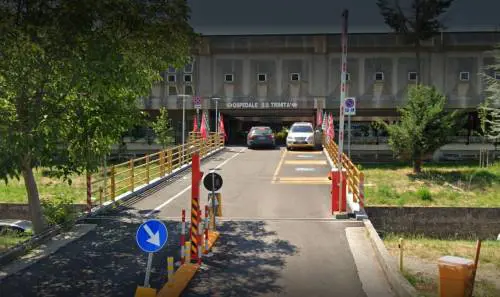  In ospedale non c'è posto: anziano con ischemia muore nel parcheggio