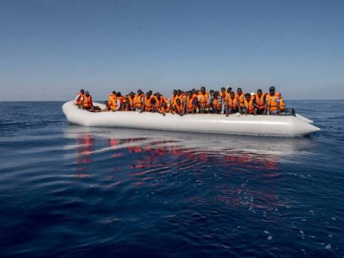 L'invasione dei barconi: Marina e Guardia costiera salvano 1.300 migranti