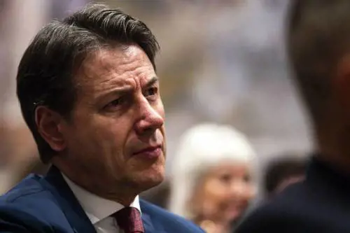 I Verdi Ue lo torchiano. E Conte rinnega Grillo pur di sedurli