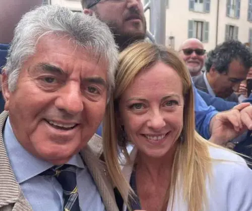 Nel mirino dei ladri da anni, gli sfondano la porta mentre cena in salotto