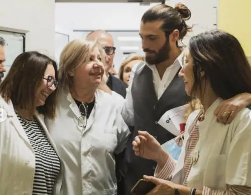 Can Yaman, un tour benefico per aiutare gli adolescenti