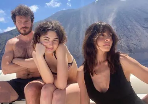 Le foto e il bacio. Ambra Angiolini paparazzata con l'attore