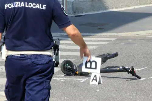 Investito e ucciso in monopattino a Milano, arrestato pirata: gli era stata revocata la patente