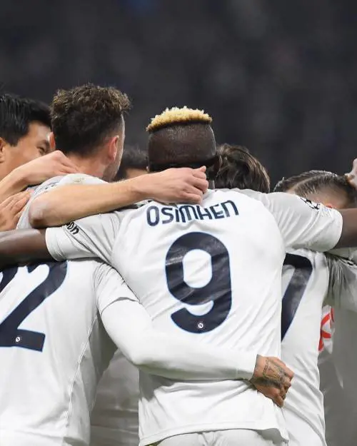 Calcio-tennis sul lungomare di Napoli, la strana richiesta dell'Eintracht Francoforte