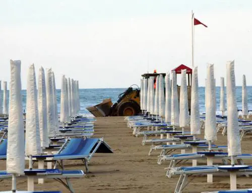 30 euro a pensione completa: così la Prefettura manda i migranti negli hotel in Versilia